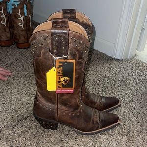 Womens rhinestone ariats NWT size 8